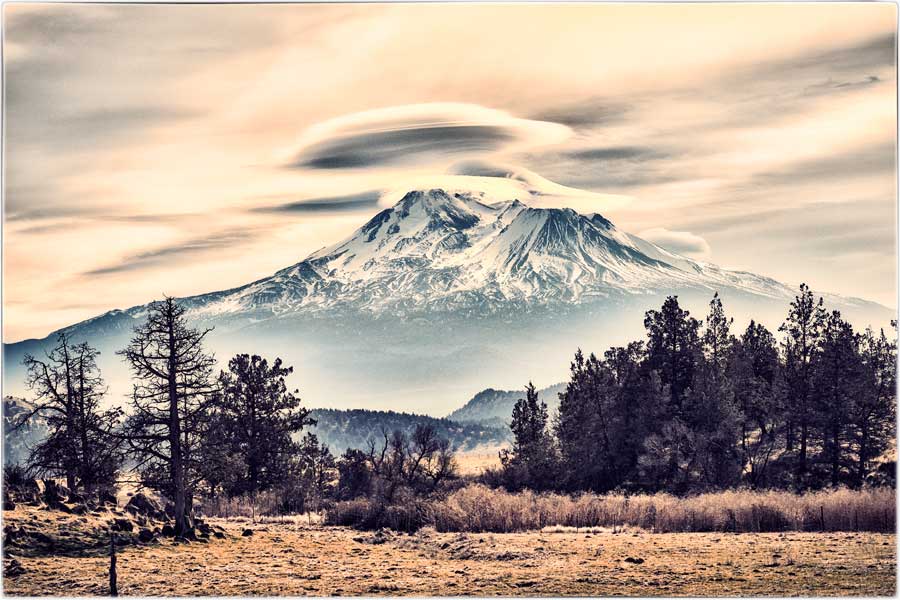 Photo with lenticular clouds above Mount Shasta - 5525